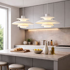 Taklampa pendellampa som kökslampa i vit metall med skandinavisk flerskärmsdesign över köksö.