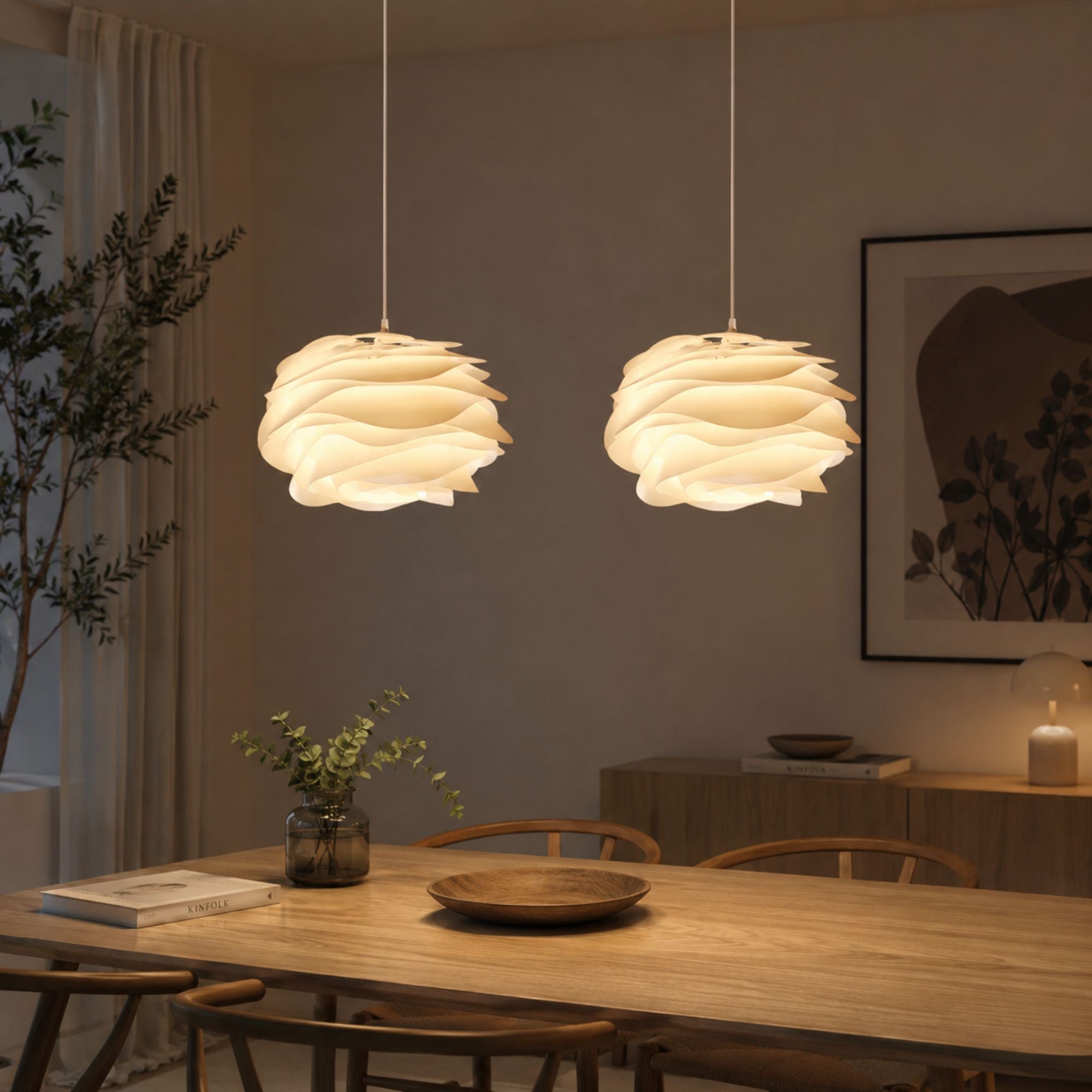 Taklampa Spiral Vit Wave ovanför trämatbord i modern skandinavisk matsal med varm stämningsfull belysning