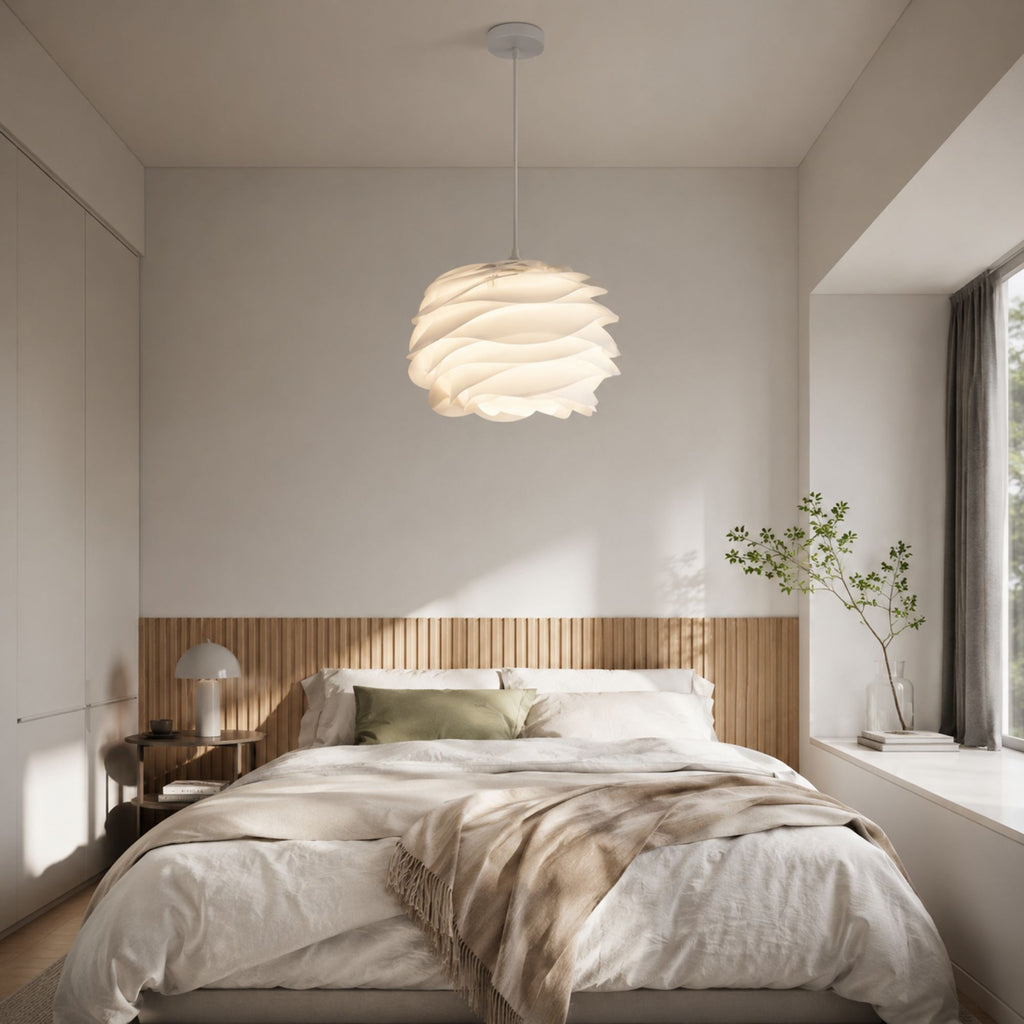 Taklampa Spiral Vit Wave i modernt sovrum med trädetaljer, naturligt ljus och minimalistisk skandinavisk inredning