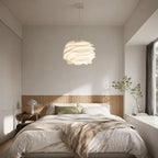 Taklampa Spiral Vit Wave i modernt sovrum med trädetaljer, naturligt ljus och minimalistisk skandinavisk inredning