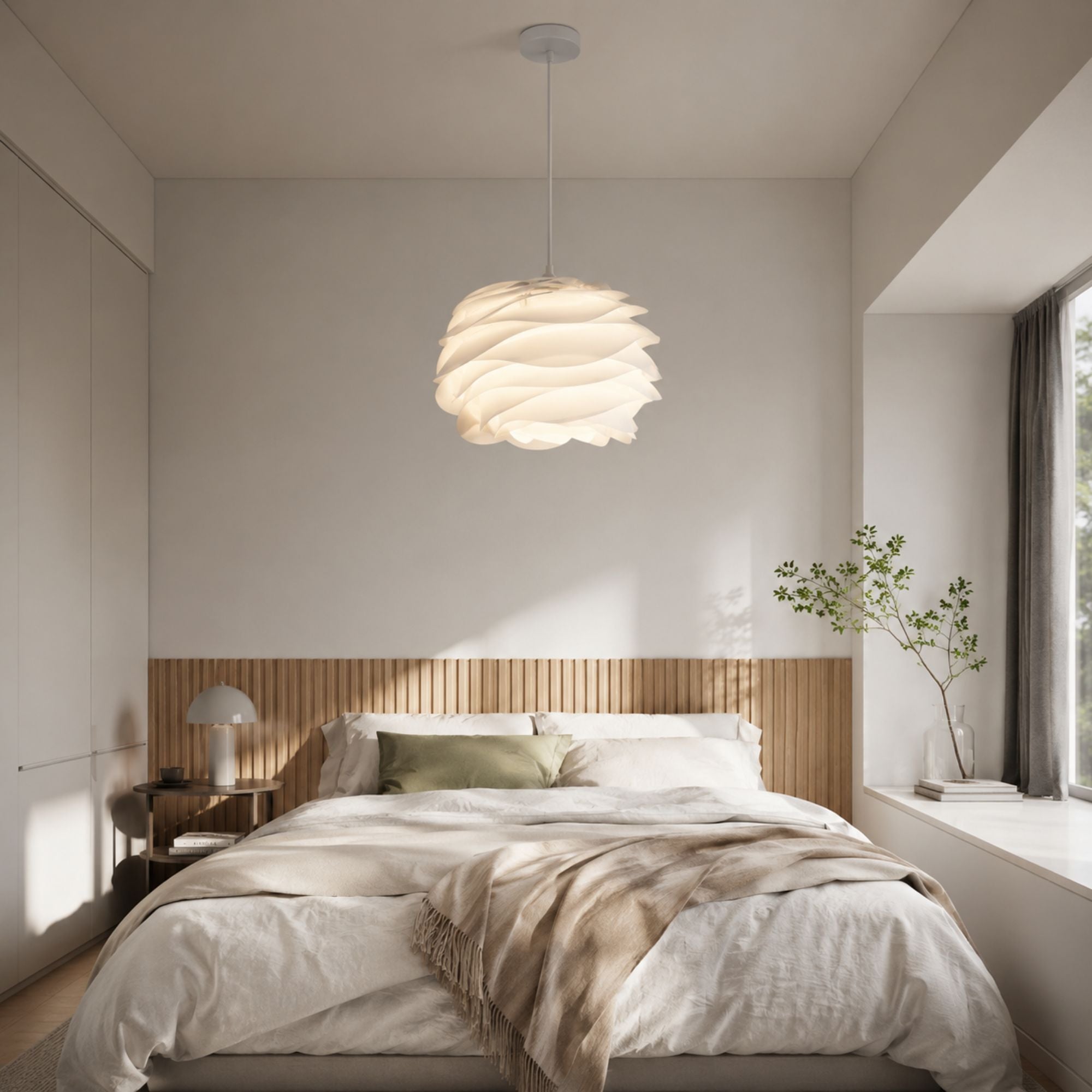 Taklampa Spiral Vit Wave i modernt sovrum med trädetaljer, naturligt ljus och minimalistisk skandinavisk inredning