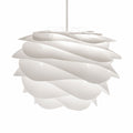 Taklampa Spiral Vit Wave i vit skulptural spiraldesign på vit bakgrund