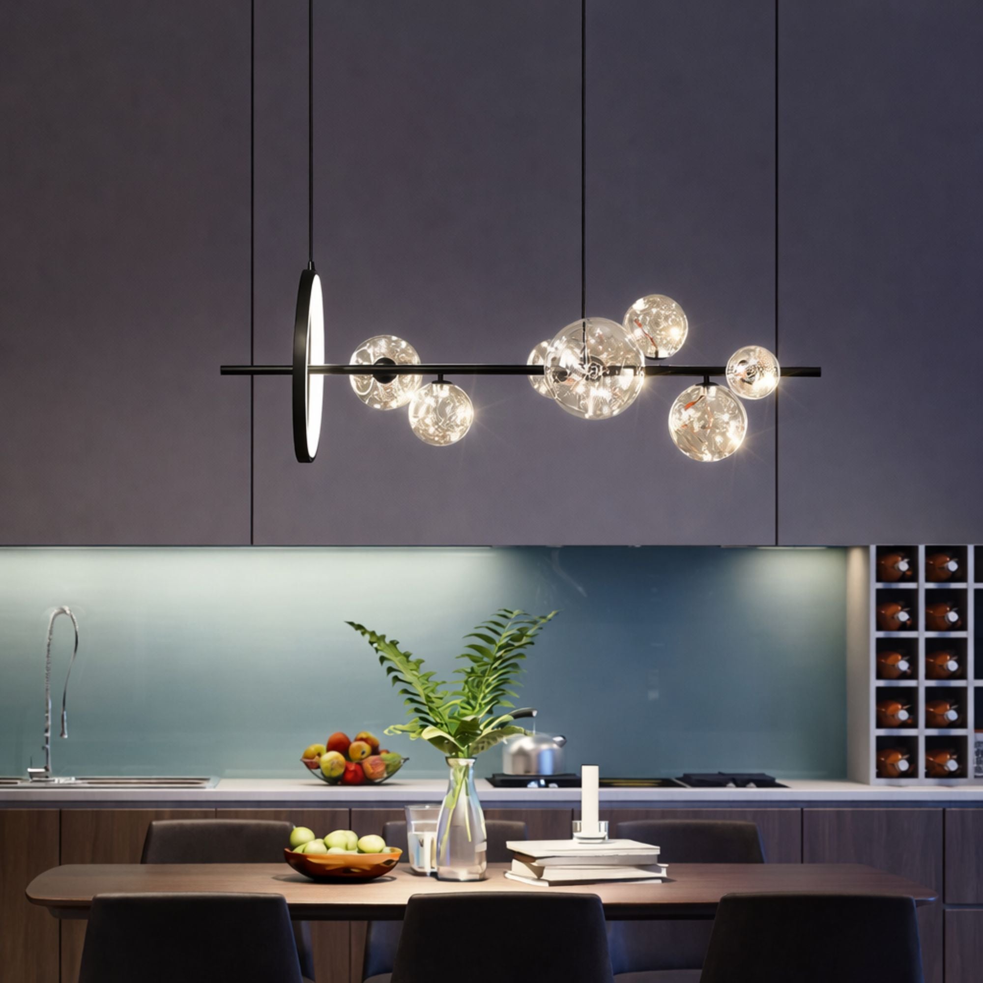 Modern svart taklampa med glaskupor ovanför matbord i kök som ger stilren och varm belysning.