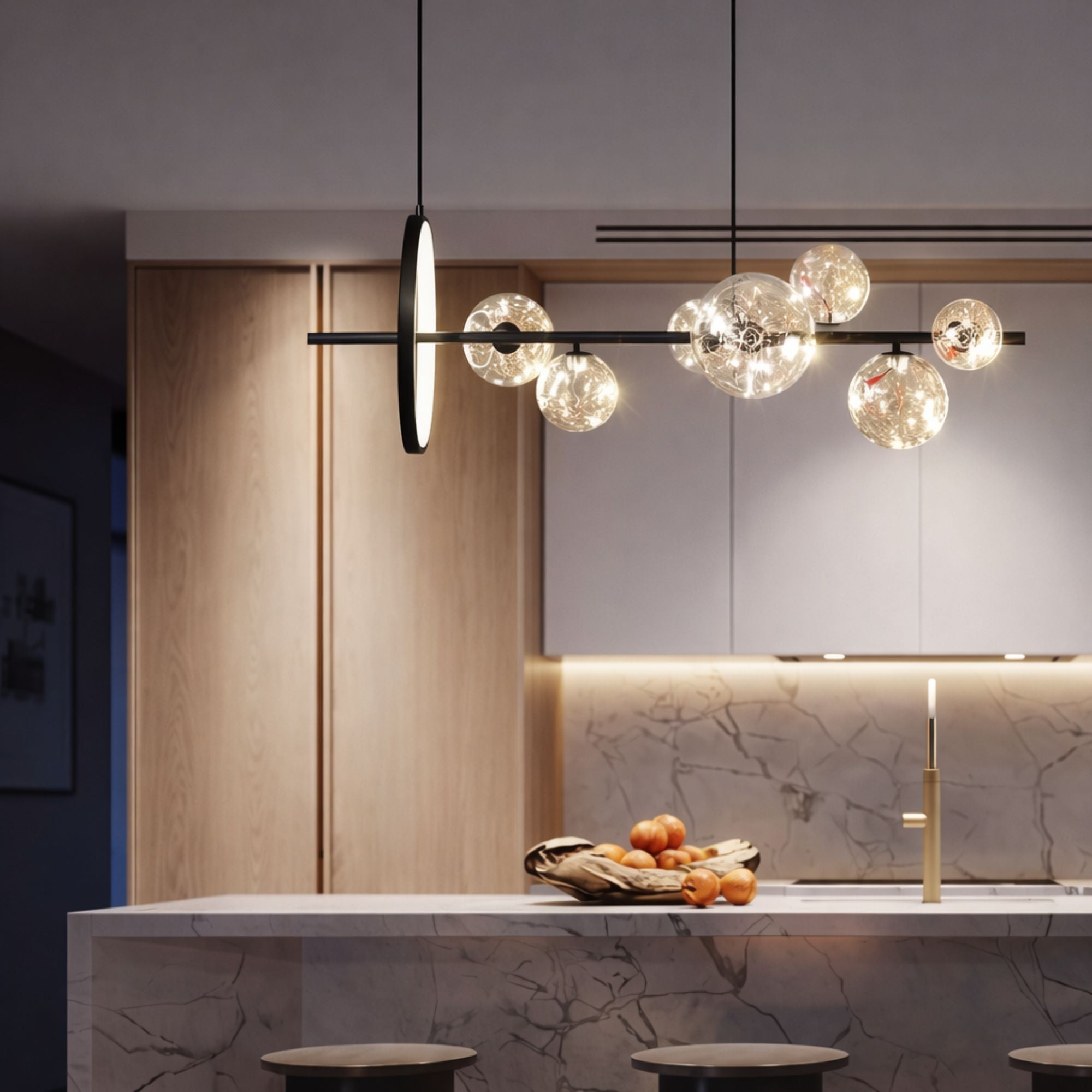 Modern svart taklampa med glaskupor ovanför köksö som ger stilren och varm belysning i kök.