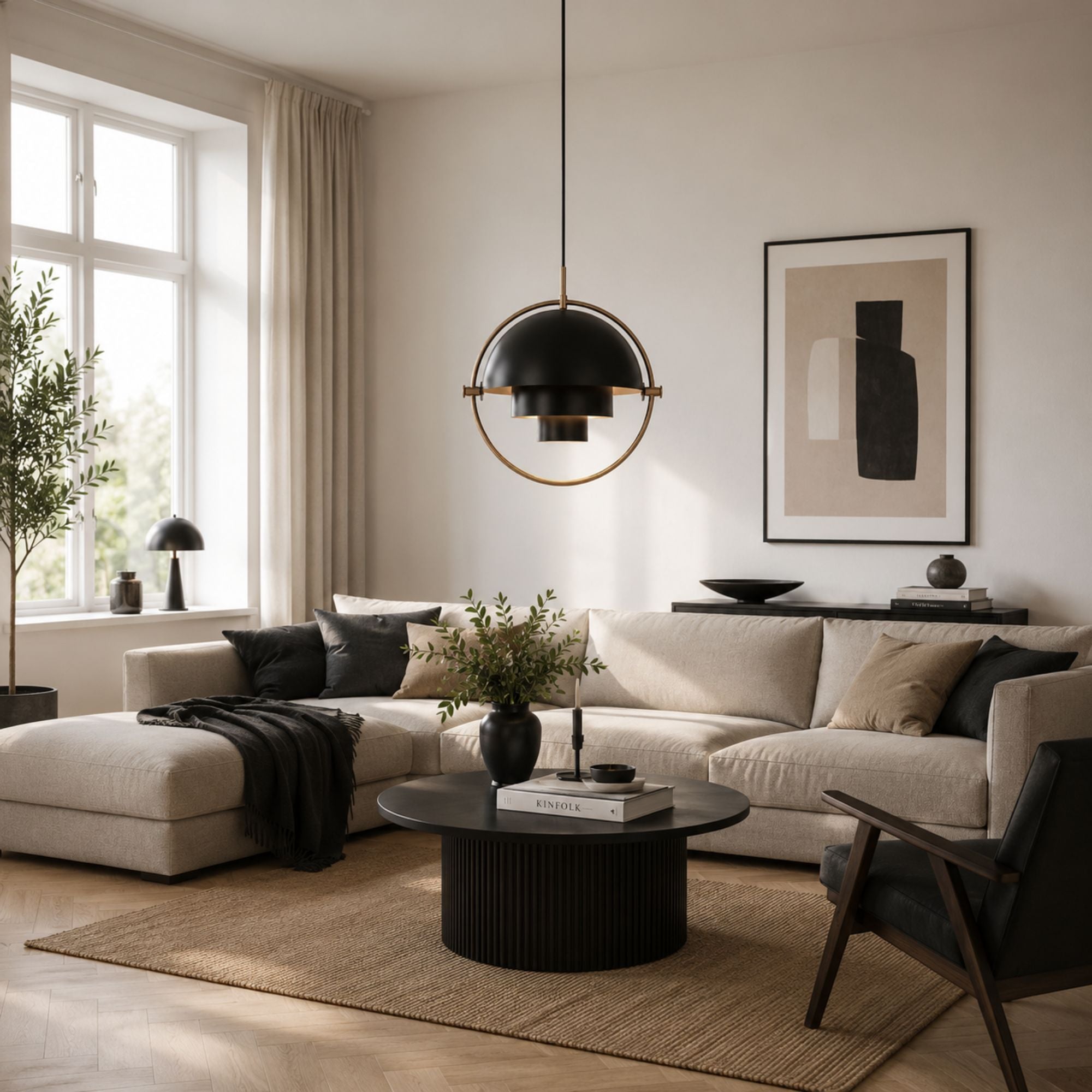 Modern svart färgad taklampa i ljust skandinaviskt vardagsrum med stilren inredning.