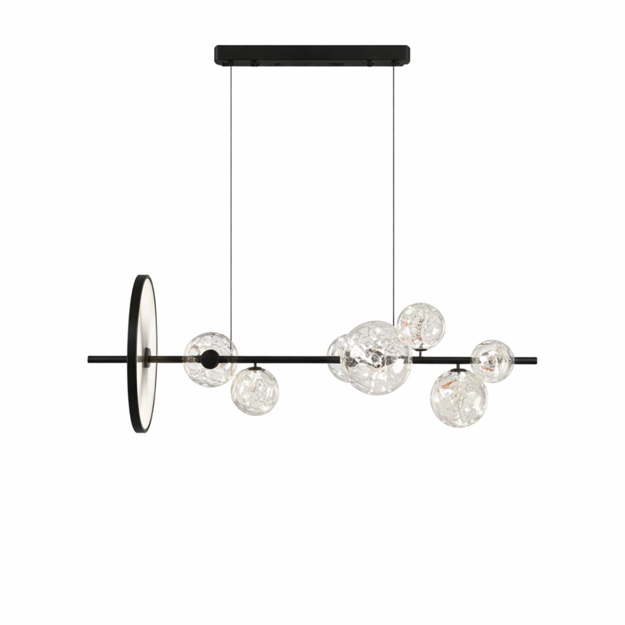 Svart taklampa med sju glaskupor i modern design, perfekt som belysning över matbord.