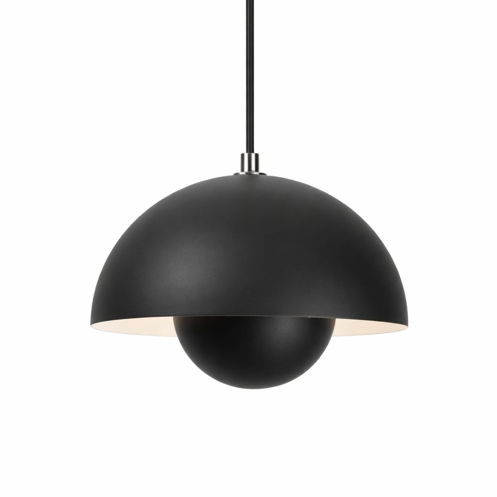 Svart pendellampa med rund metallskärm i modern skandinavisk design.