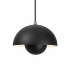 Svart pendellampa med rund metallskärm i modern skandinavisk design.