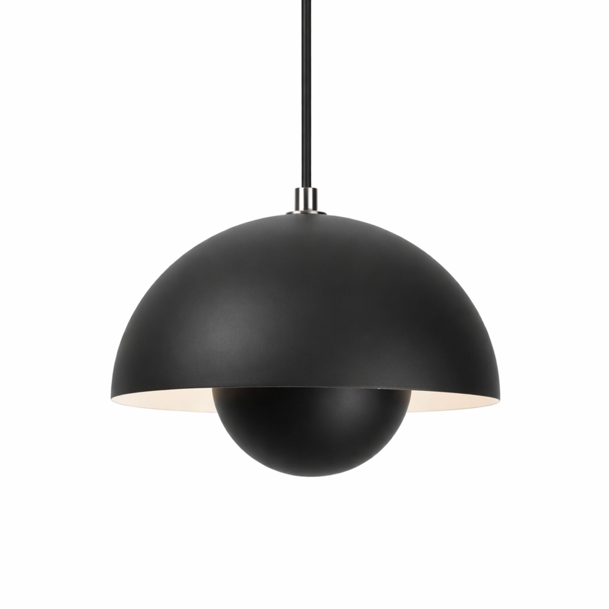 Svart pendellampa med rund metallskärm i modern skandinavisk design.