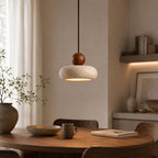 Elegant taklampa i travertin och mörkt trä i modernt matrum