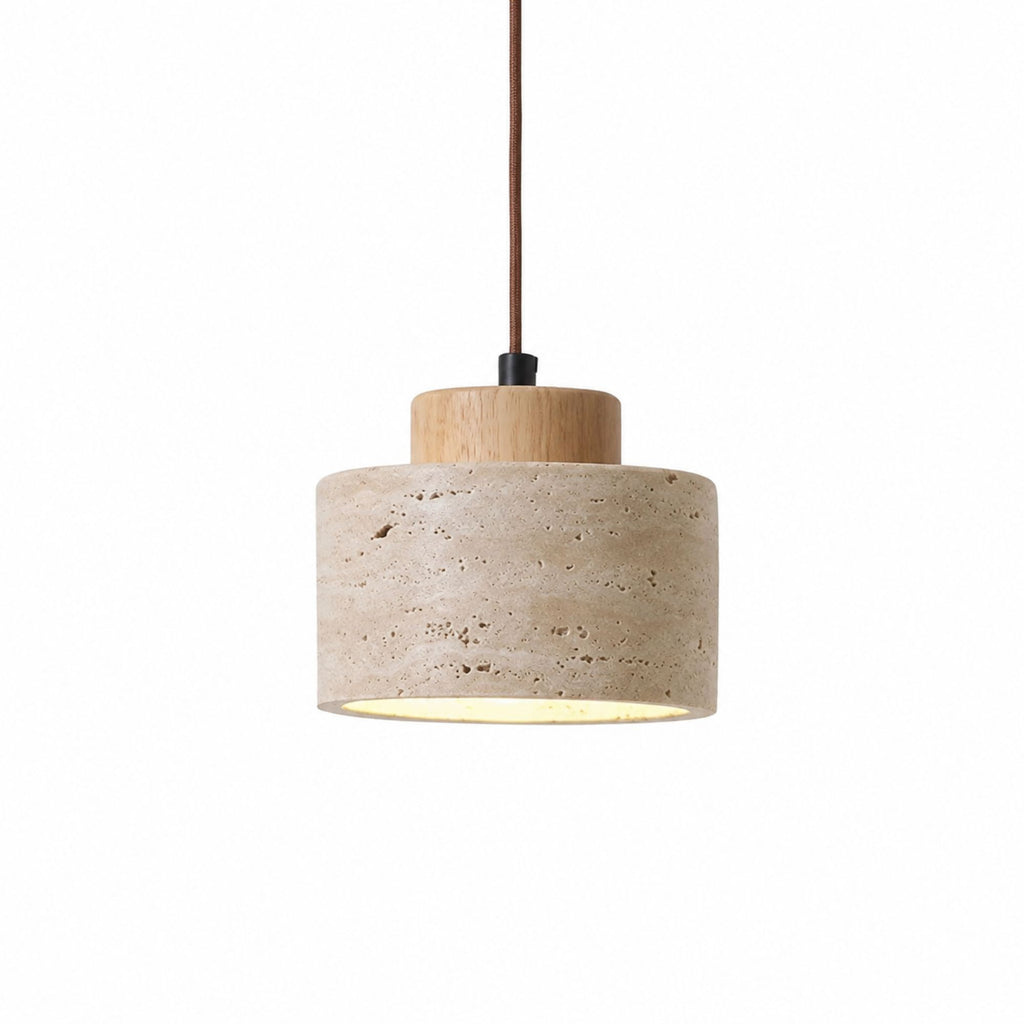Taklampa Terra i travertin med ljus trädetalj design på vit bakgrund.