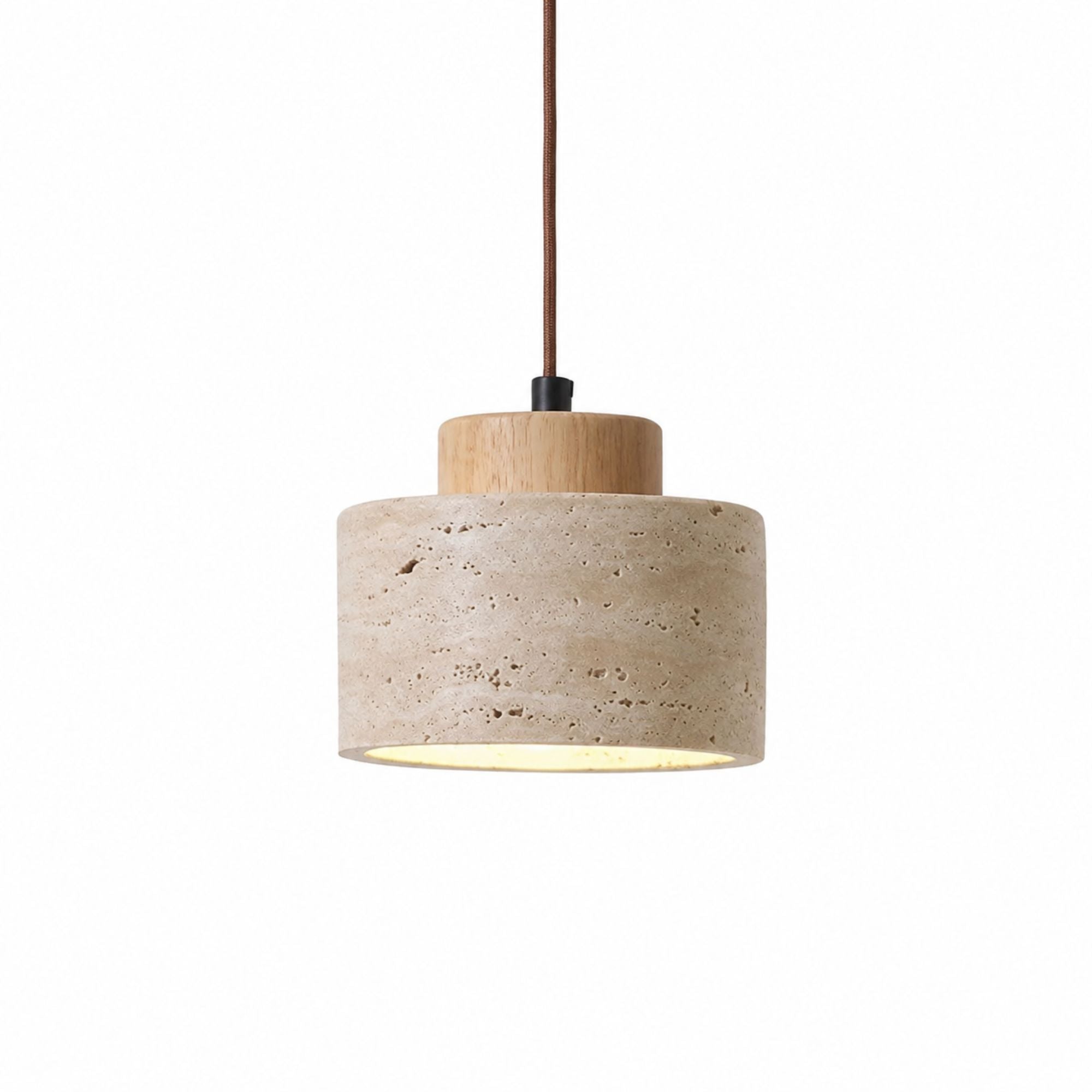 Taklampa Terra i travertin med ljus trädetalj design på vit bakgrund.