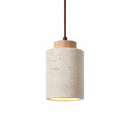 Taklampa Terra i travertin med ljus trädetalj och cylindrisk design på vit bakgrund.