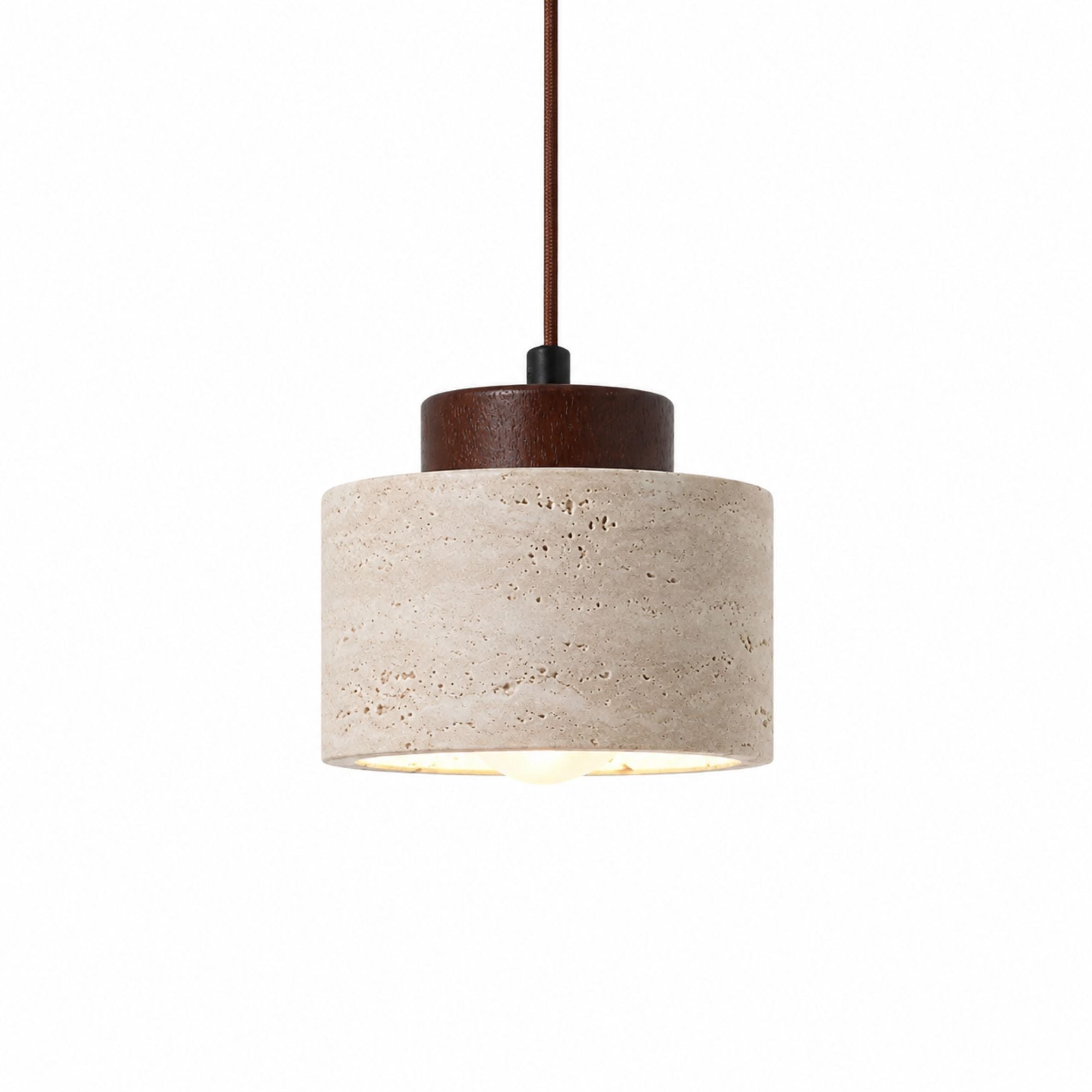 Taklampa Terra i travertin med valnötsdetalj och cylindrisk design på vit bakgrund.
