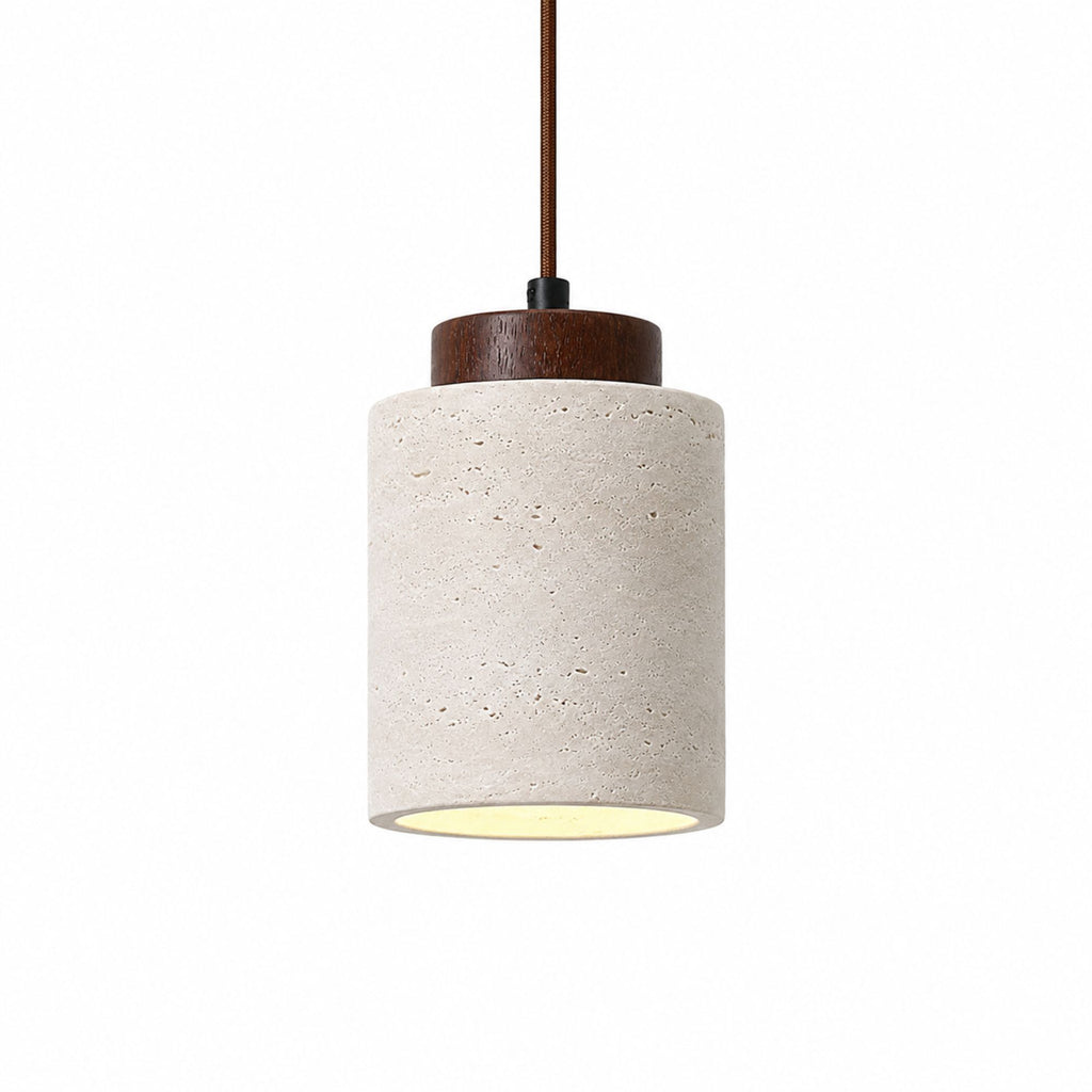 Taklampa Terra i travertin med valnötsdetalj och cylindrisk design på vit bakgrund.
