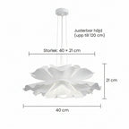 Taklampa vit design med mått 40 cm diameter och 21 cm höjd samt justerbar upphängning upp till 120 cm.