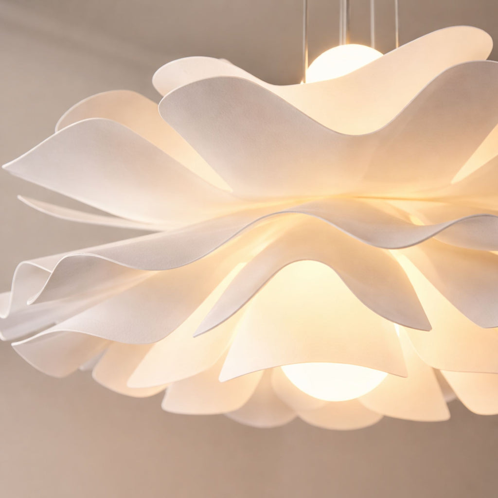 Taklampa vit modern design pendellampa detalj med mjuk form och varm belysning.