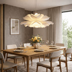 Taklampa vit modern design pendellampa över matbord i matsal med varm och stilren belysning.