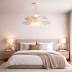 Taklampa vit modern design pendellampa i sovrum som ger mjuk och varm belysning.