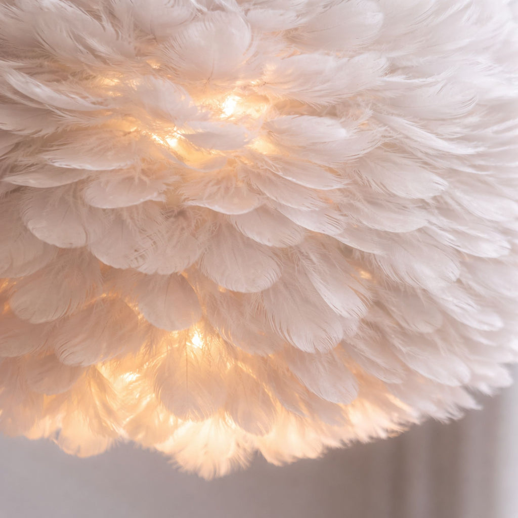 Taklampa vit fjäderlampa modern pendellampa i fjädrar närbild med varmt ljus.