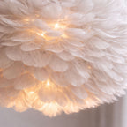 Taklampa vit fjäderlampa modern pendellampa i fjädrar närbild med varmt ljus.