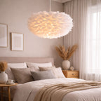 Taklampa vita fjäderlampa modern pendellampa i sovrum med mjuka fjädrar och varm belysning.
