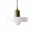 taklampa i minimalistisk design med vit skärm och grön topp på vit bakgrund
