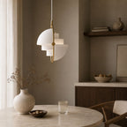 DuoLite designpendellampa i vit visad med med skulptural form.