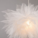 Närbild av vit blomformad taklampa i mesh som visar de luftiga lagren och den eleganta texturen