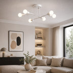Taklampa i modern vit plafonddesign med 6 globlampor som sprider mjuk och elegant belysning i ett stilrent vardagsrum med exklusiv och harmonisk heminredning.