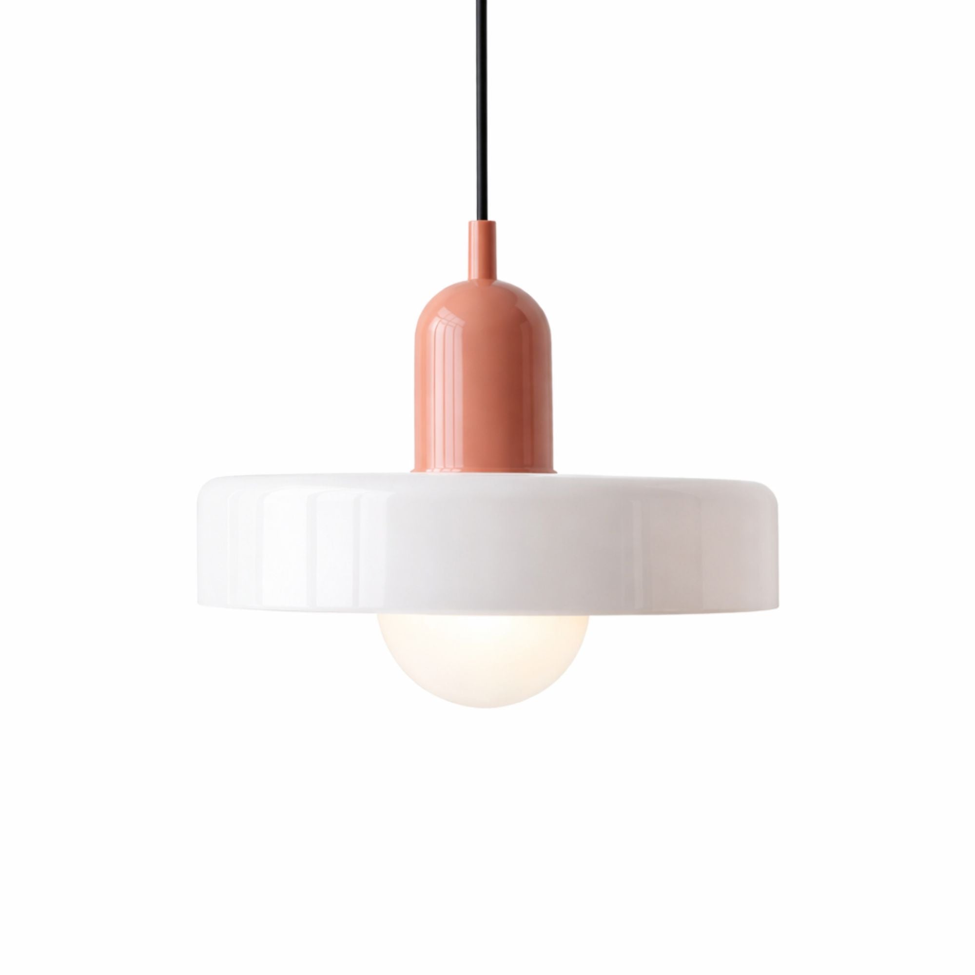 taklampa i vit och orange design hängande över matbord i stilrent skandinaviskt kök med varm och modern känsla