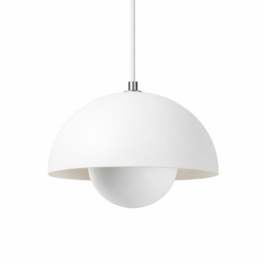 Vit pendellampa med rund metallskärm i modern skandinavisk design.