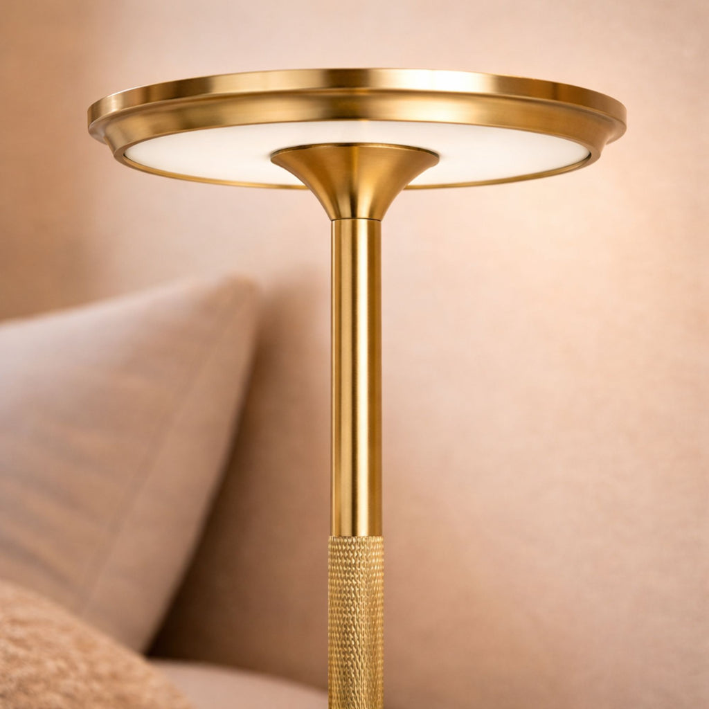 uppladdningsbar-led-bordslampa-detaljbild-guld-metall.jpg