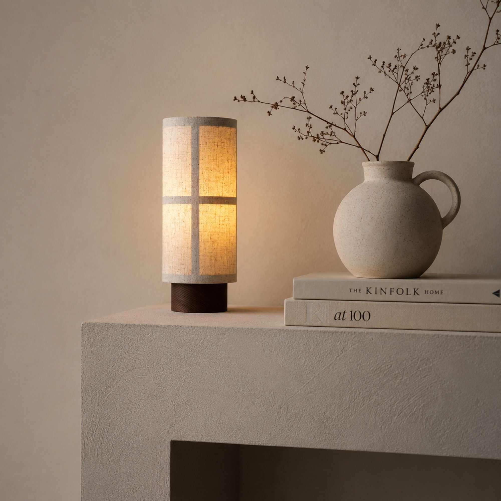 Uppladdningsbar Japandi bordslampa med linneskärm och valnötsbas placerad på hylla i minimalistisk skandinavisk inredning