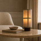 Trådlös bordslampa i Japandi-design som skapar varm stämningsbelysning i vardagsrummet