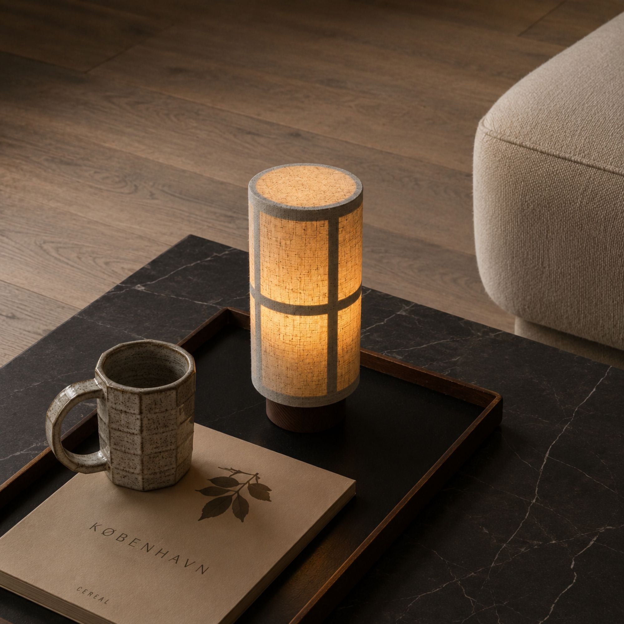 Uppladdningsbar Japandi bordslampa med linneskärm och valnötsbas på soffbord i modern skandinavisk inredning