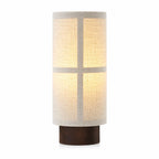 Uppladdningsbar bordslampa i Japandi-design med valnötsbas och linneskärm på vit bakgrund