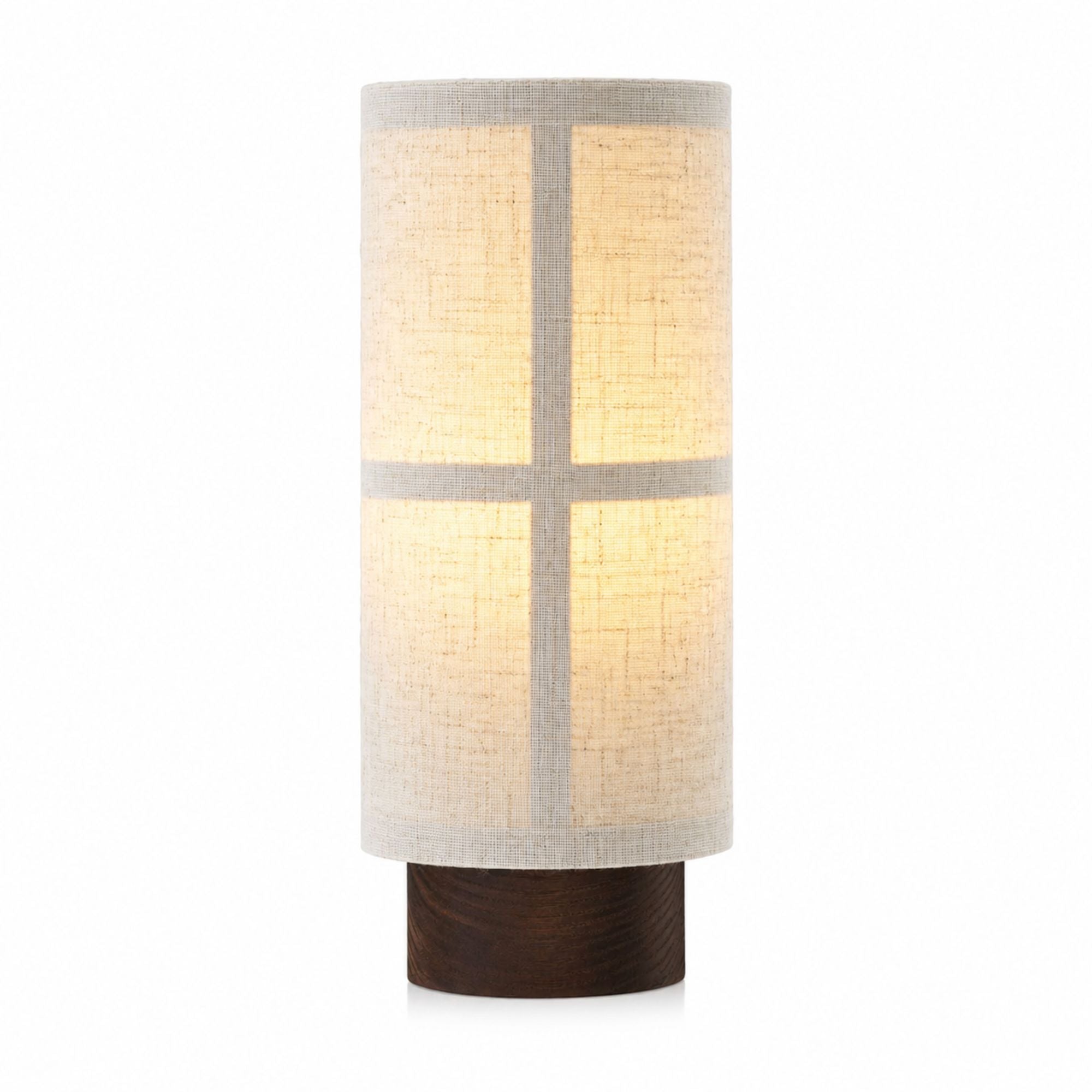 Uppladdningsbar bordslampa i Japandi-design med valnötsbas och linneskärm på vit bakgrund
