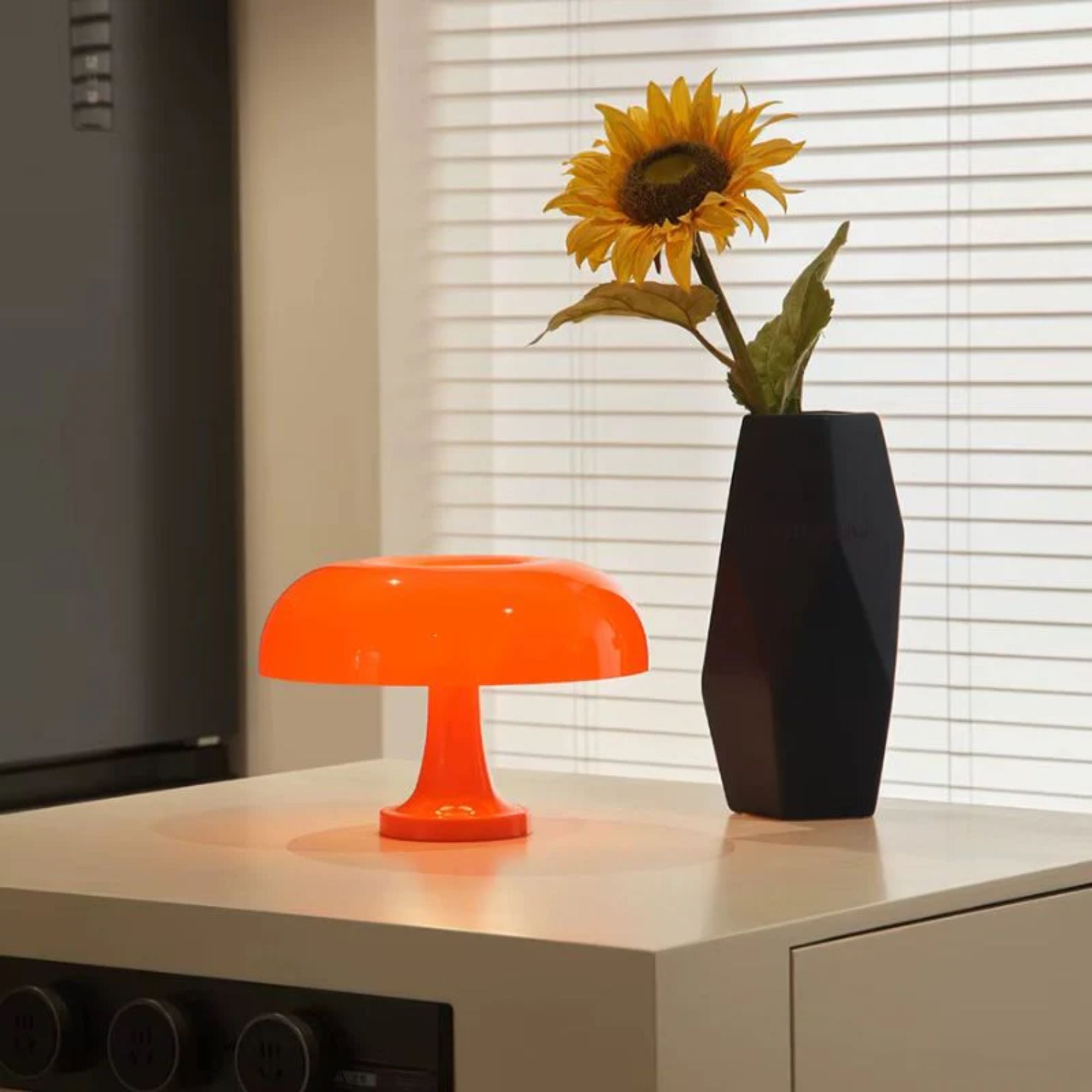 Detaljbild av uppladdningsbar LED orange bordslampa med integrerad ljuskälla