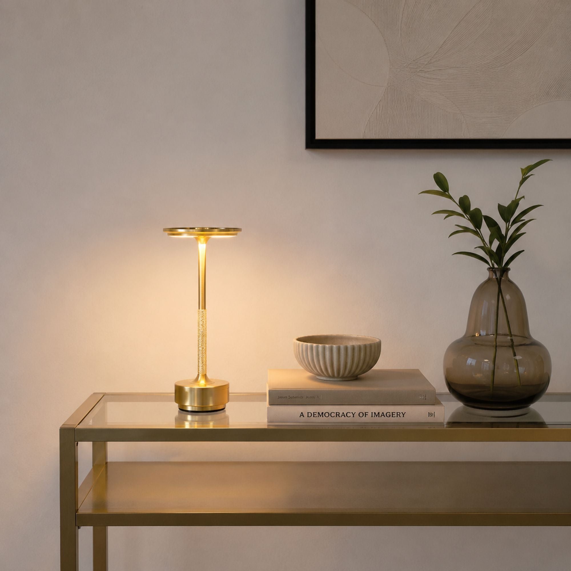 Guldfärgad uppladdningsbar LED-bordslampa på konsolbord i modern inredning.