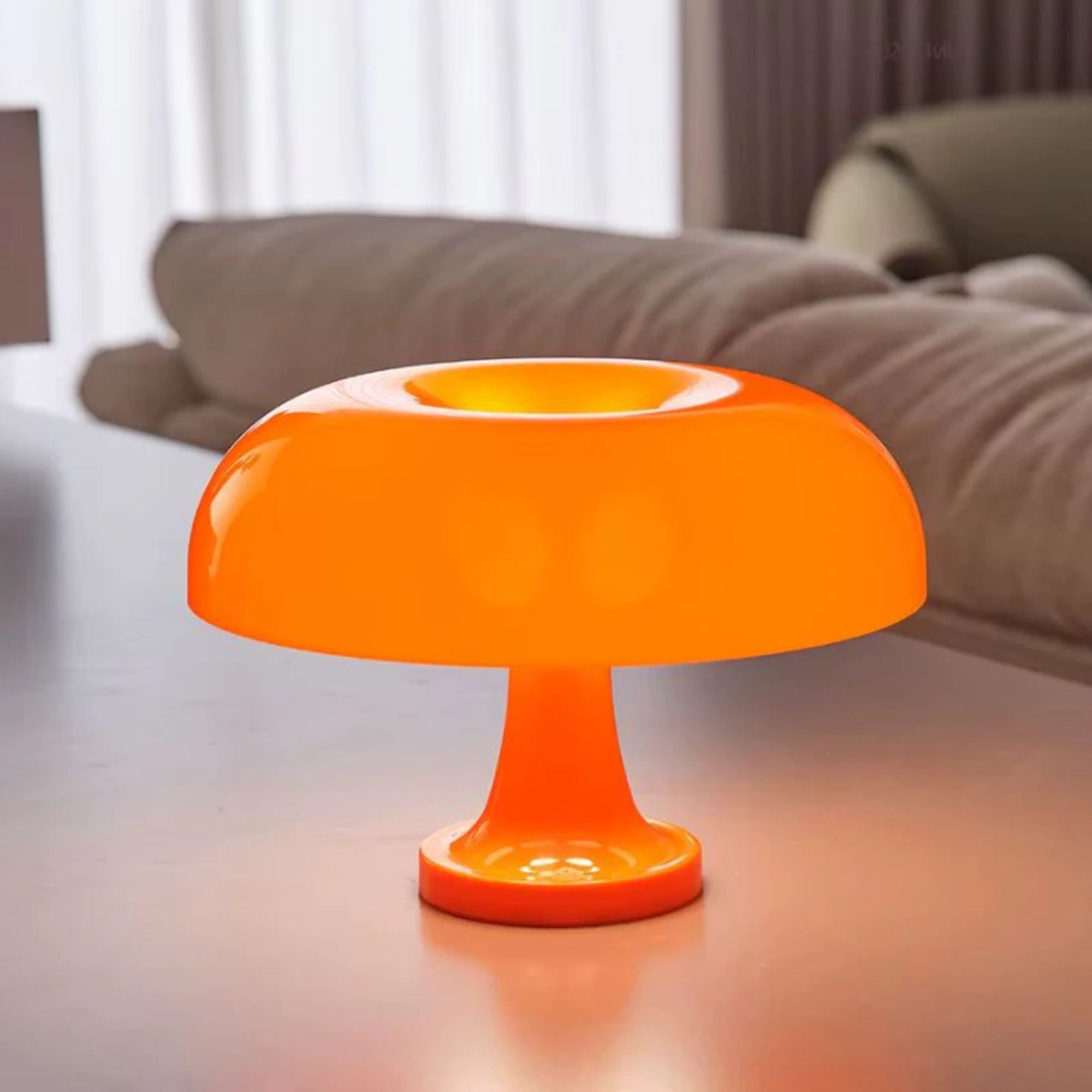 Detaljbild av uppladdningsbar LED orange bordslampa med integrerad ljuskälla på soffbord