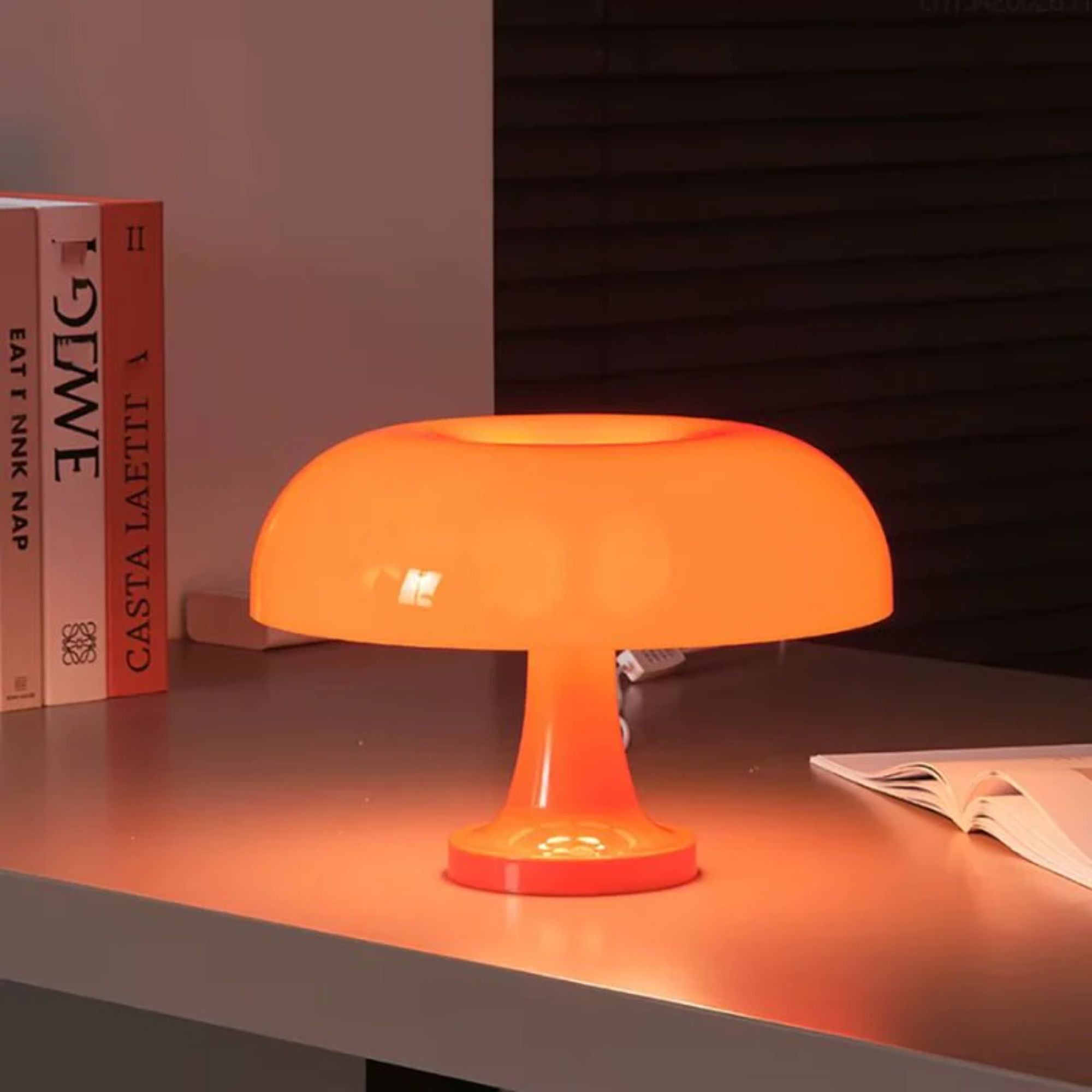 Detaljbild av uppladdningsbar LED orange bordslampa med integrerad ljuskälla på sängbord
