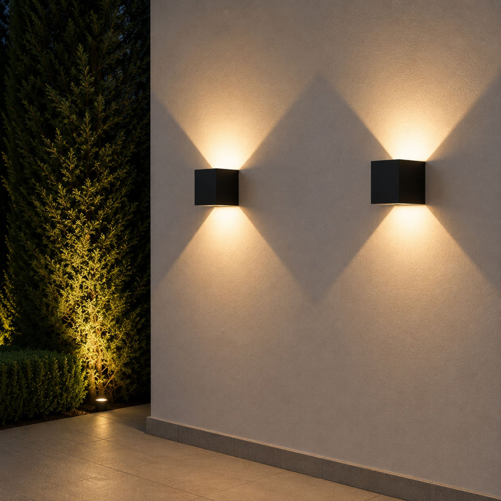 Vägglampa Aura med upp- och nedåtriktad LED-belysning för inom- och utomhusmiljö.
