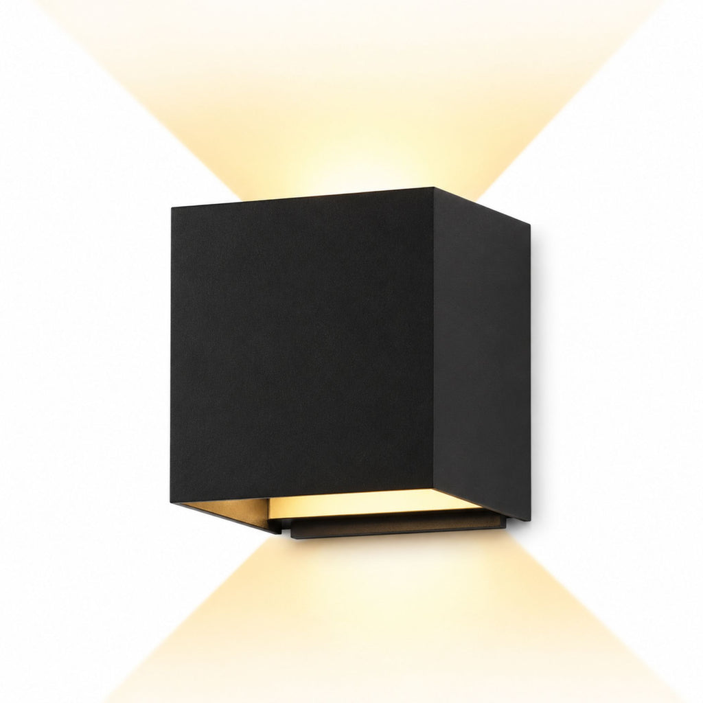 Vägglampa Aura i svart aluminium med LED-belysning och rörelsesensor på vit bakgrund.