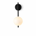 Modern svart vägglampa med vit glob i minimalistisk design på vit bakgrund, stilren belysning för hemmet