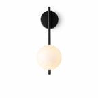 Modern svart vägglampa med vit glob i minimalistisk design på vit bakgrund, stilren belysning för hemmet