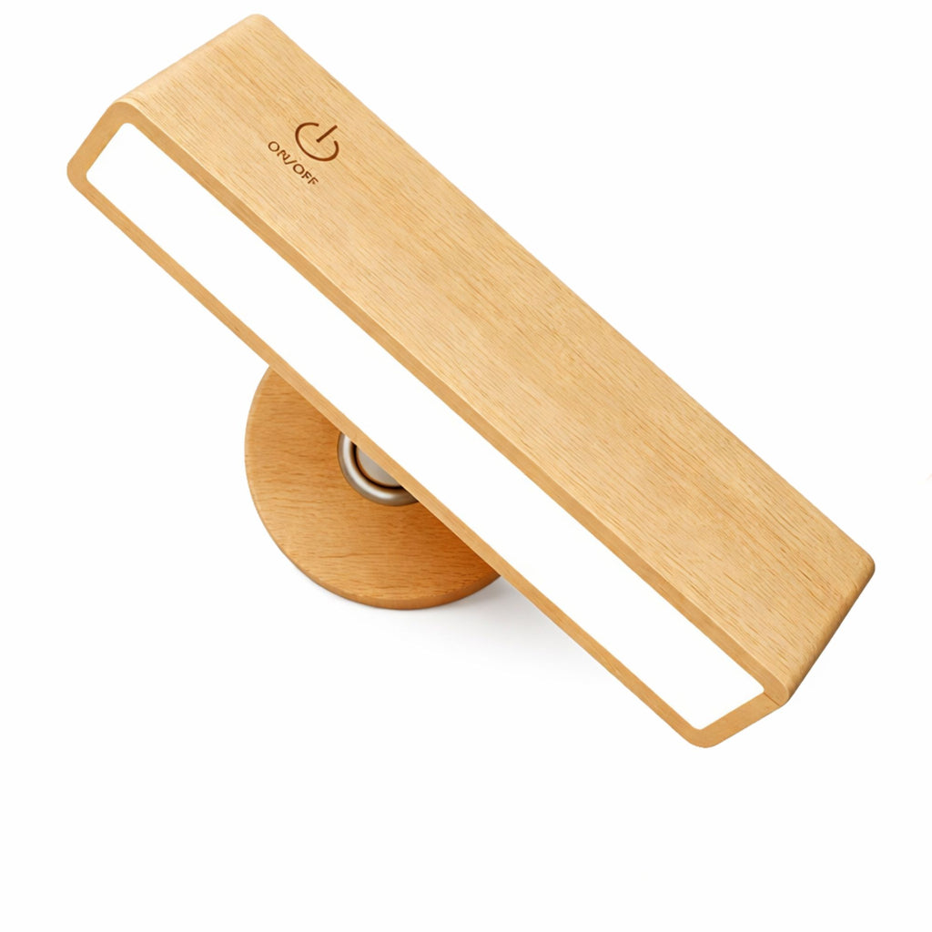 vägglampa i ljust trä med integrerad LED i modern design på vit bakgrund