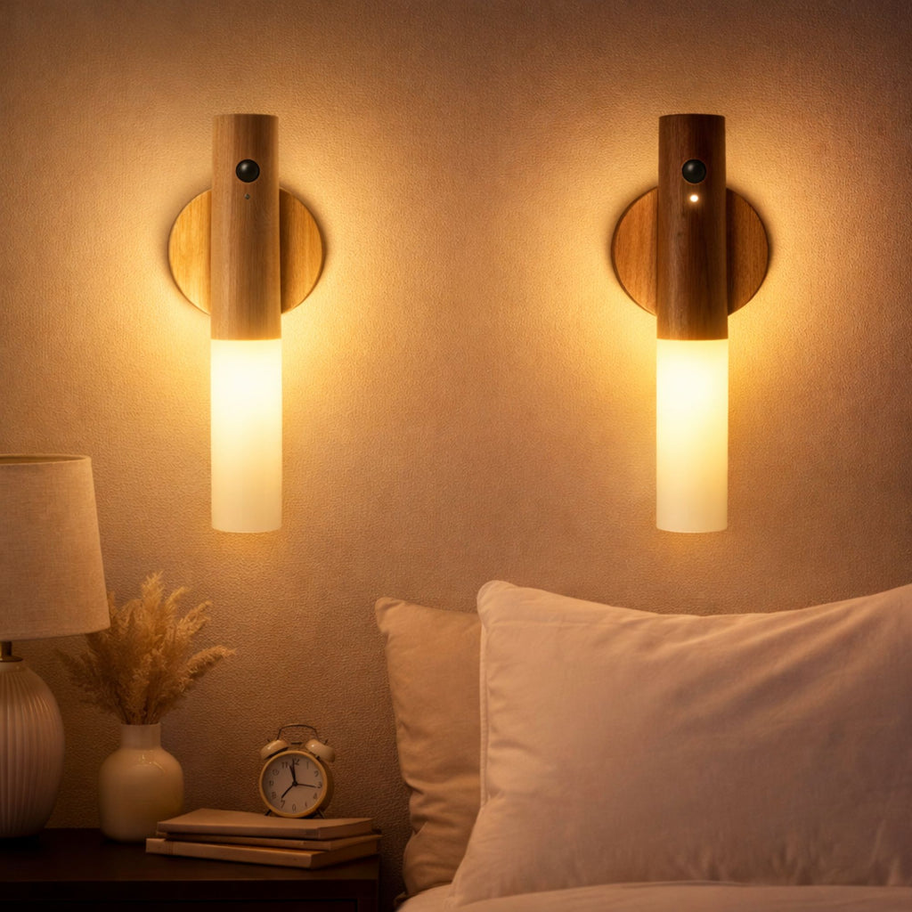 LED vägglampa i trä med rörelsesensor monterad på vägg i sovrum med varm stämningsbelysning
