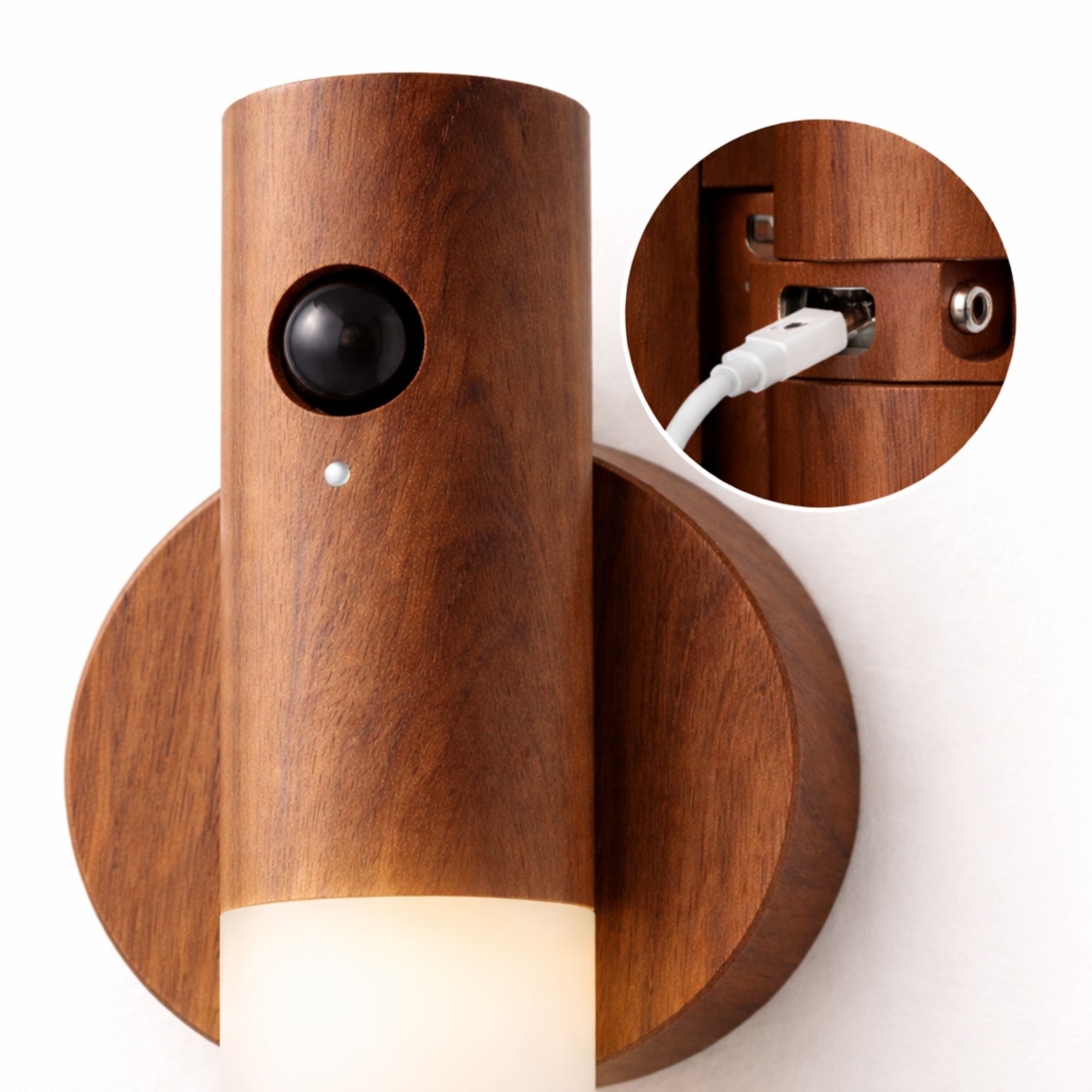 Detaljbild av LED vägglampa i trä med rörelsesensor och uppladdningsbar USB laddning